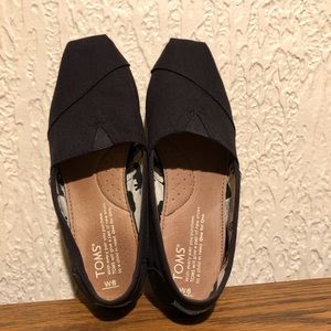Women’s size 6 Toms slip ons